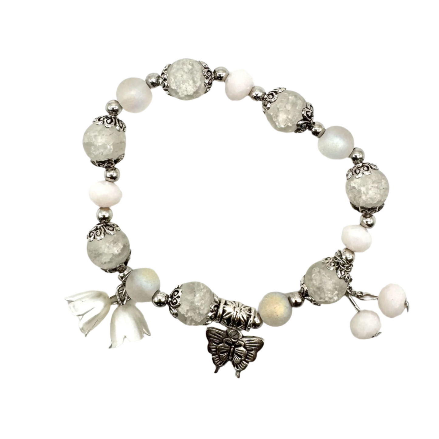 Witte kralen stretch armband met zilveren spacers en vlinderbedel