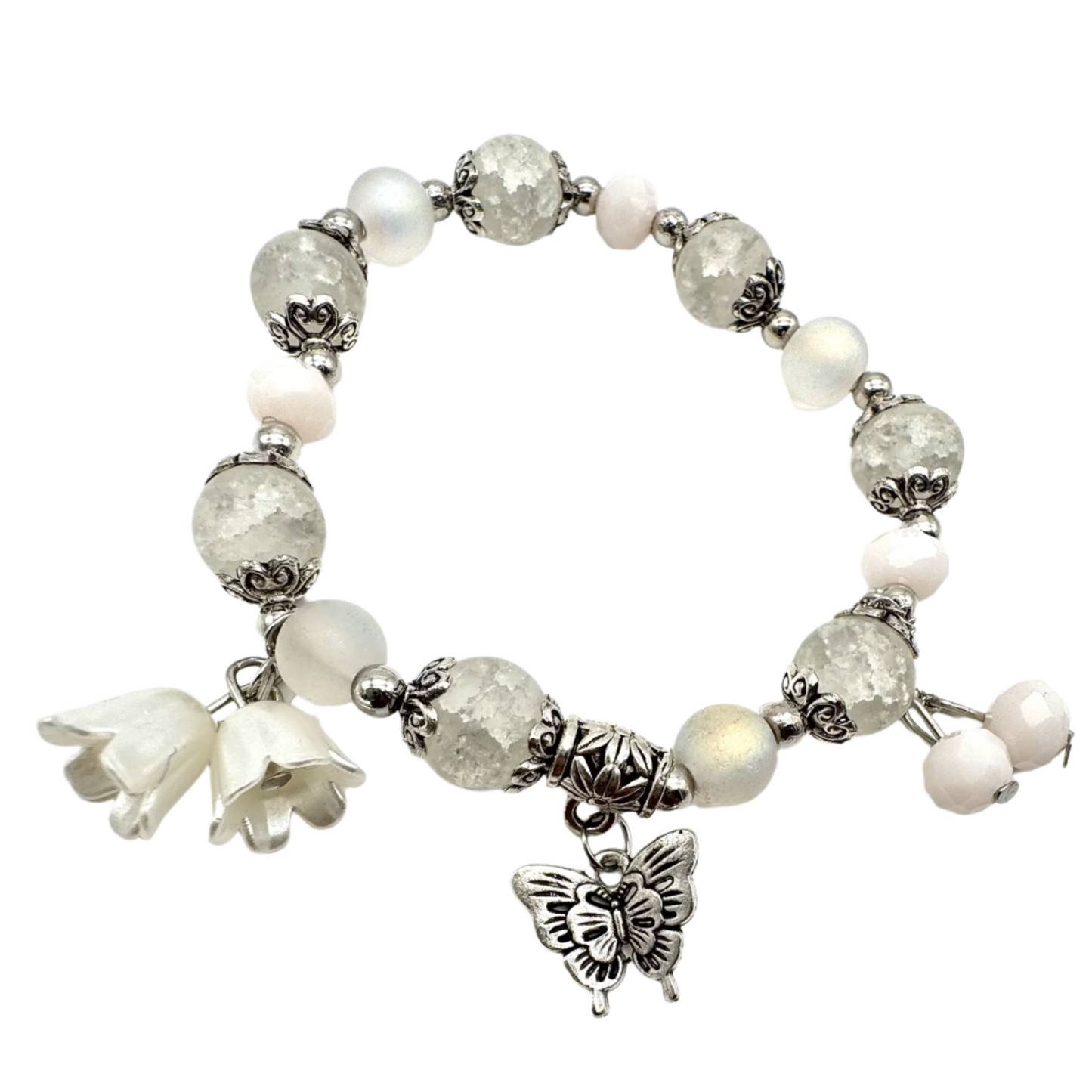 Witte kralen stretch armband met zilveren spacers en vlinderbedel